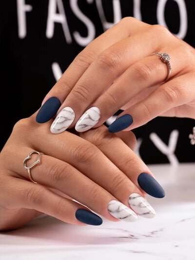 unghie nere e bianche effetto marmo